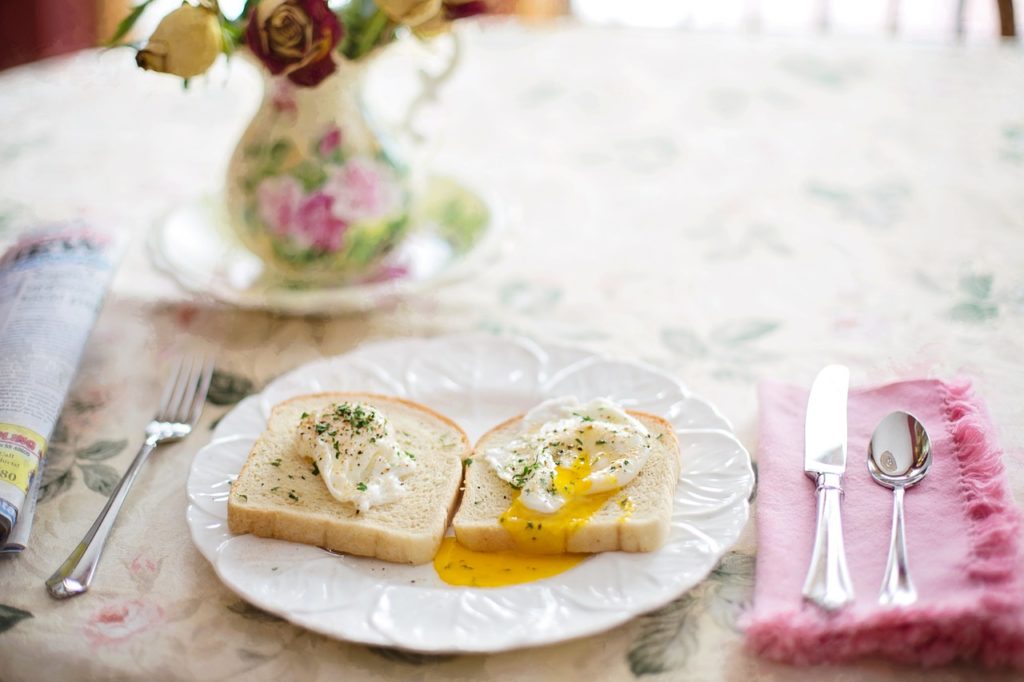 Poached eggs on toast 739401