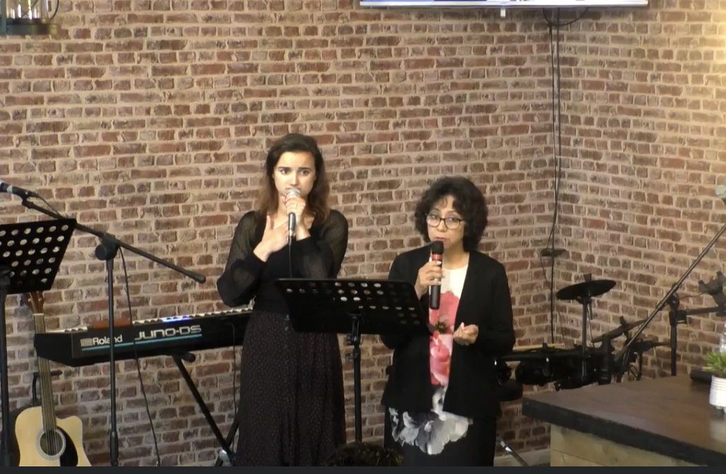 Lulu sharing in Antwerp congregation. 